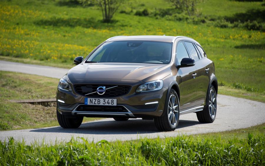  Volvo V60 D4 Cross Country 2015 года  (фото 10 из 19)